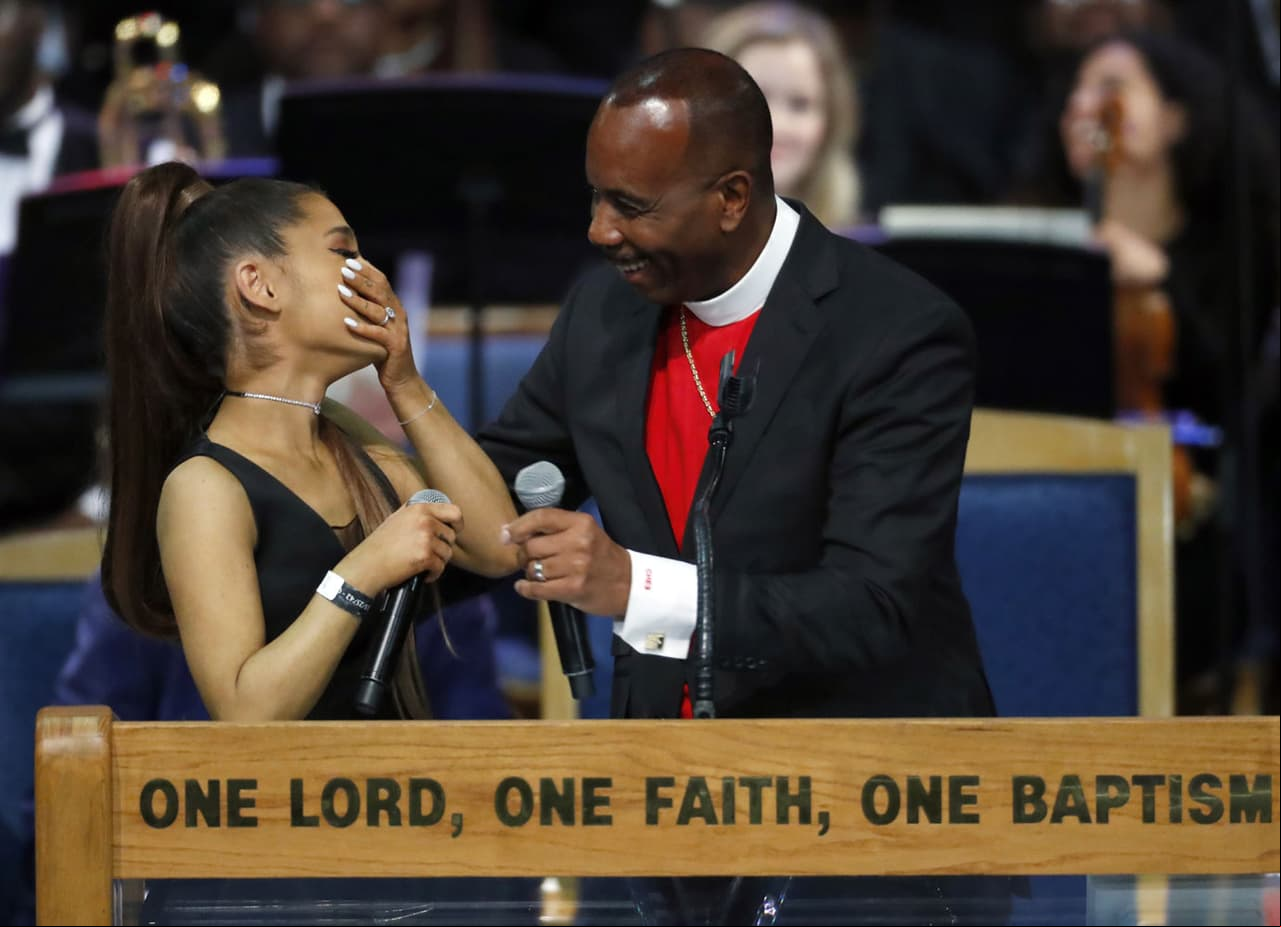 Ariana Grande junto al obispo Charles H. Ellis III durante el funeral de Aretha Franklin