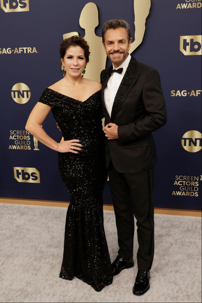 Eugenio Derbez sorprendió al aparecer con un traje azul eléctrico de la firma Dolce Gabannna, mientras que su esposa, Alessandra Rosaldo, impactó con un vestido negro de cuello en corte V en color negro, también de Dolce Gabanna.
