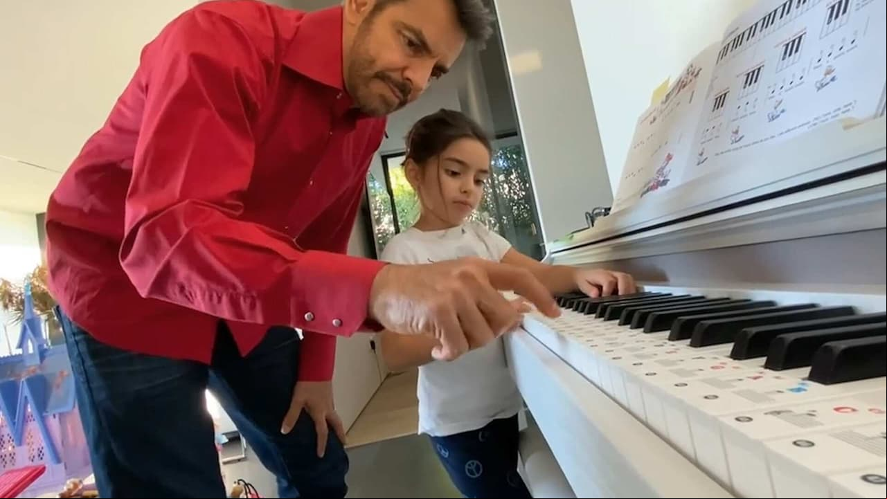 Eugenio Derbez presume, orgulloso, el talento de Aitana Derbez para tocar el piano