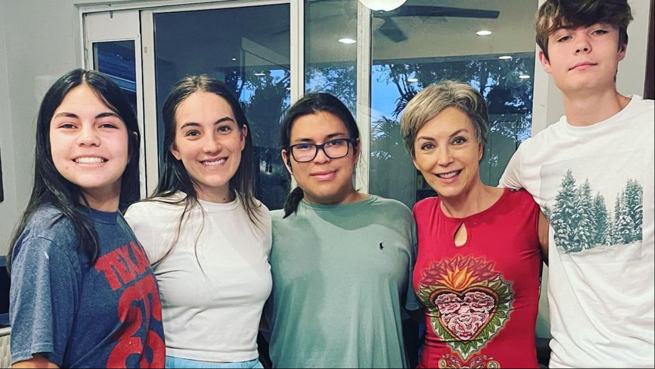 Laura Flores y sus hijos: Ana Sofía, María, Alejandro y Patricio
