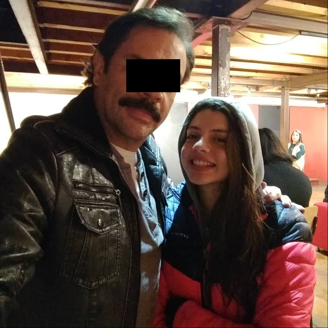 Daniela Parra, hija de Héctor 'N', vende tamales para solventar los gastos de su padre
