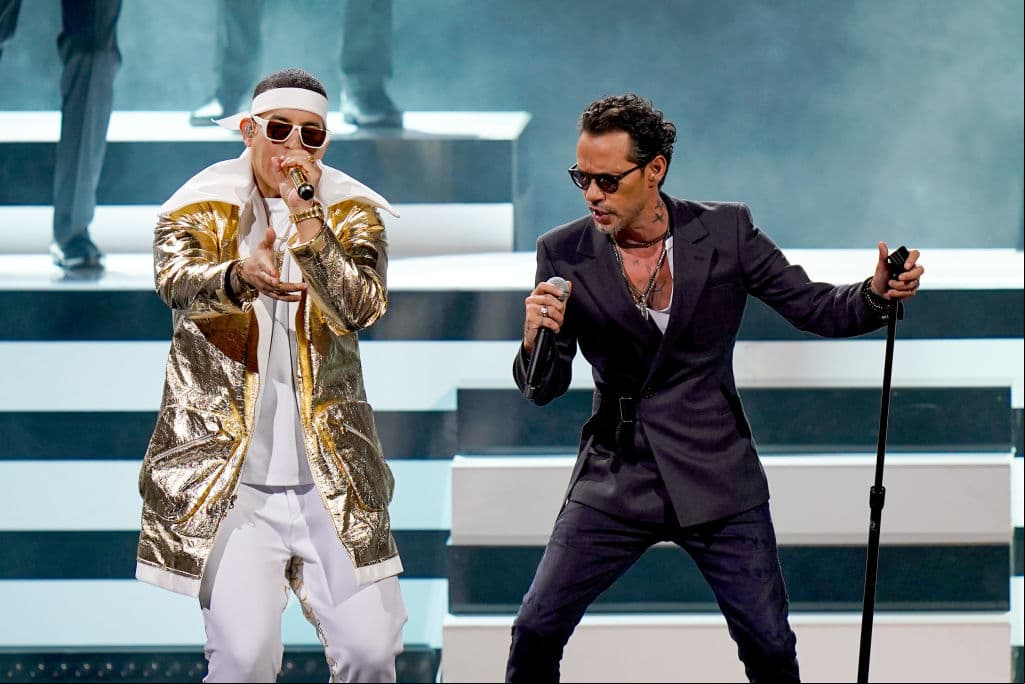 Uno de los momentos más esperados y aplaudidos de la noche fue este en que Marc Anthony y Daddy Yankee subieron juntos por primera vez al escenario para cantar: 'De vuelta, pa' la vuelta'.