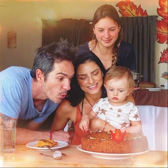 La pequeña cumplió su primer año de vida el pasado 25 de febrero, hecho que sus famosos padres celebraron en redes sociales.