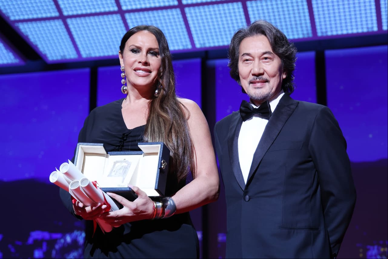 Karla Sofía Gascón aceptó el premio de 'mejor actriz' por la película 'Emilia Pérez' durante la ceremonia de clausura del Festival de Cannes 2024