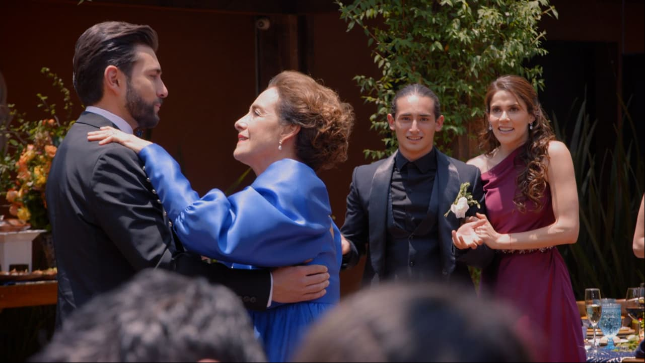 Después se calmaron las aguas y llegó una gran sorpresa: ¡Mariano sí apareció! Y lo primero que hizo fue pedirle a su mamita que le concediera una pieza de baile. ¡Los otros pollitos (y hasta nosotros) se emocionaron como hace mucho no lo hacían.