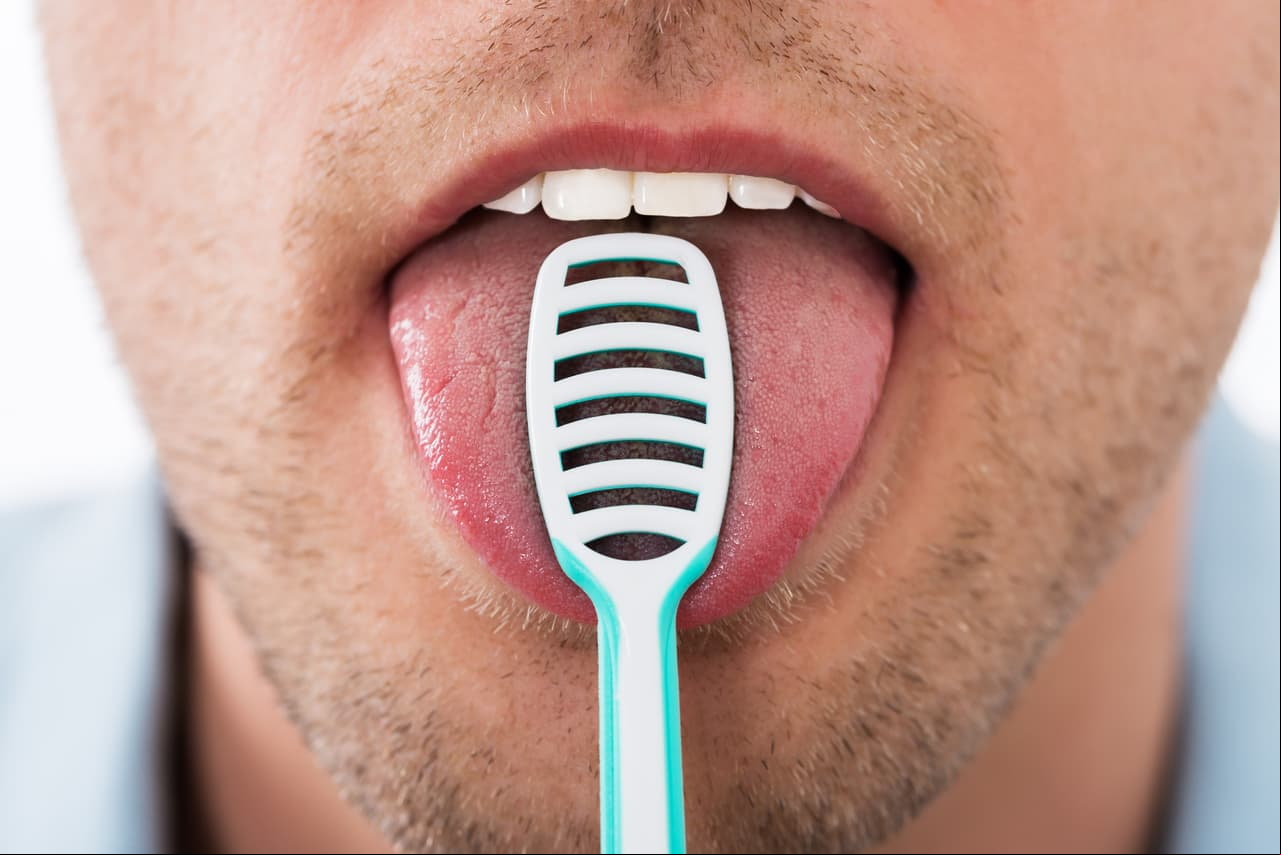 El mal aliento (halitosis) puede ser provocado por la presencia de bacterias en la boca o entre los dientes.