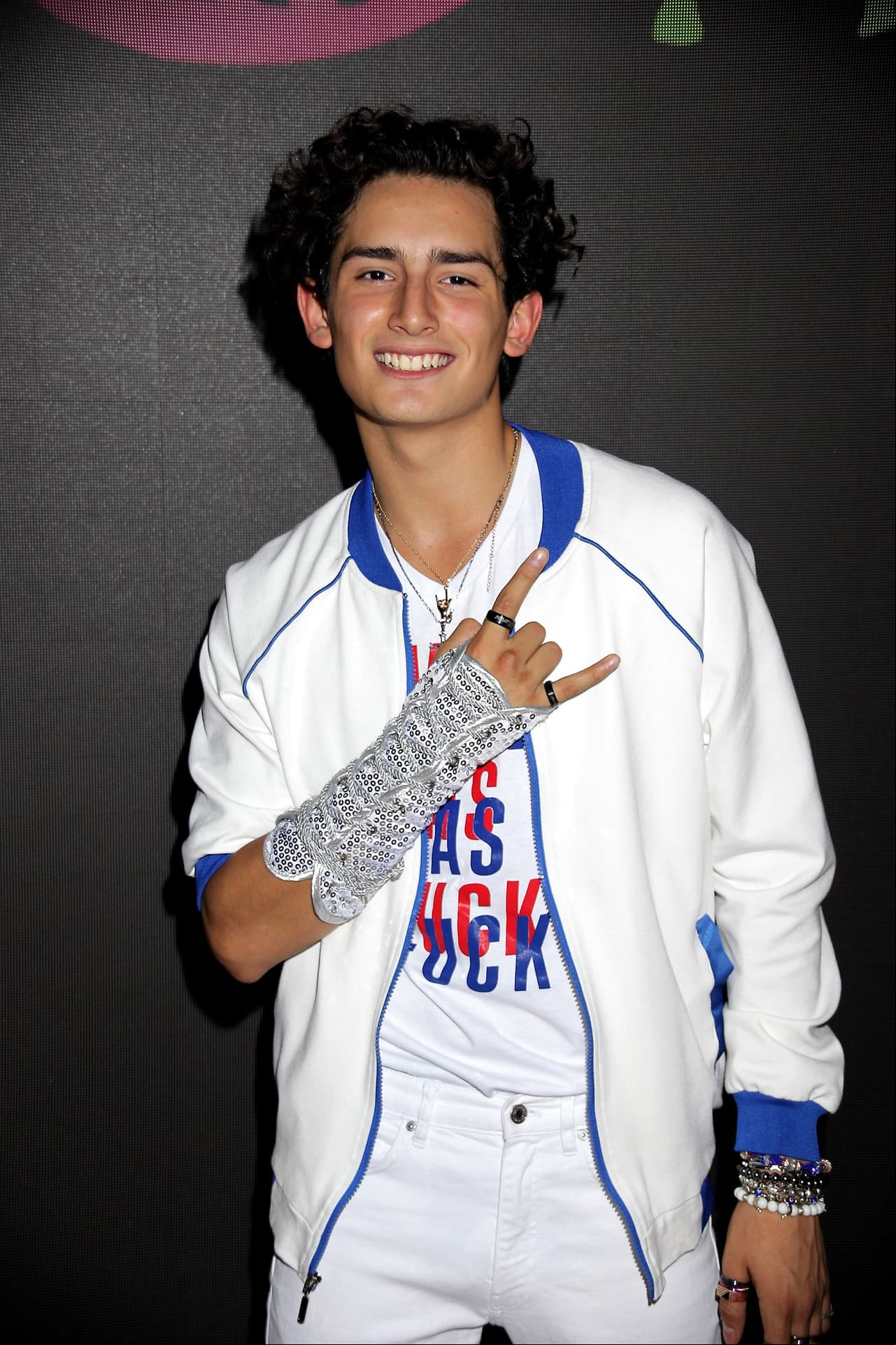 ¿Por qué Emilio Osorio usa un guante en sus conciertos?