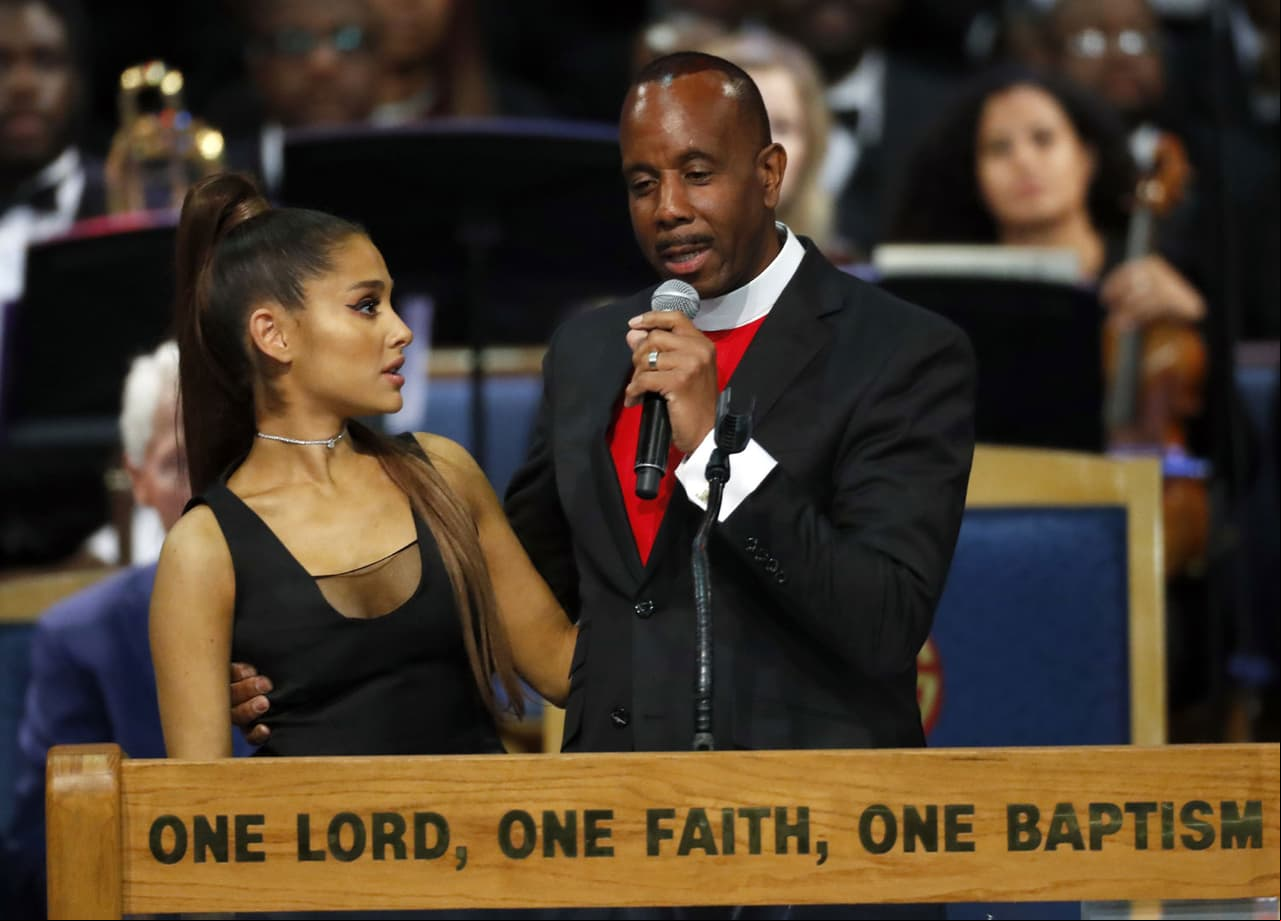El incómodo momento cuando Ariana Grande es tocada indebidamente por el obispo Charles H. Ellis III
