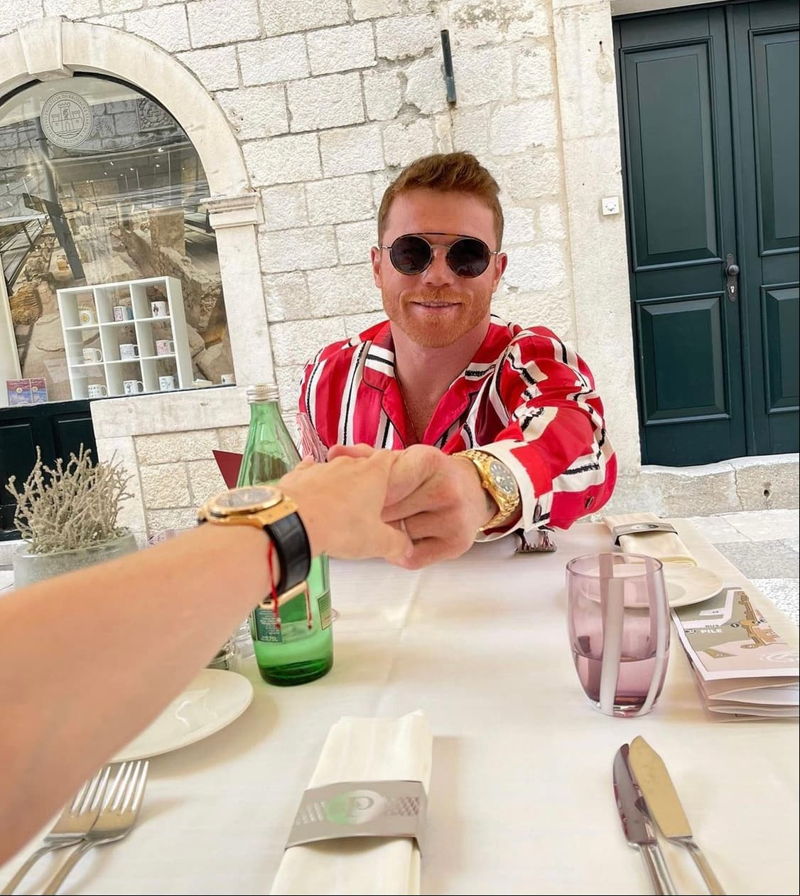 Igualmente, "El Canelo" se dejó ver en el mismo lugar que su esposa, posando muy sonriente para la cámara de su amada.