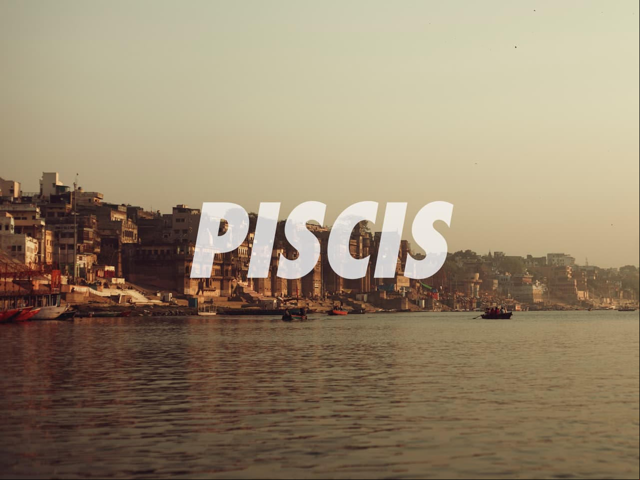 PISCIS – VARANASI, INDIA. Se dice que el último signo del Zodiaco tiene poderes psíquicos pues está muy en o con su inconsciente y su intuición. Es sensible, empático y suele soñar despierto. Un destino con tintes místicos y espirituales será la mejor opción para él. La ciudad más sagrada de India resulta ser la elección perfecta. La filosofía y la energía que sentirá ahí, nutrirá el espíritu de Piscis.