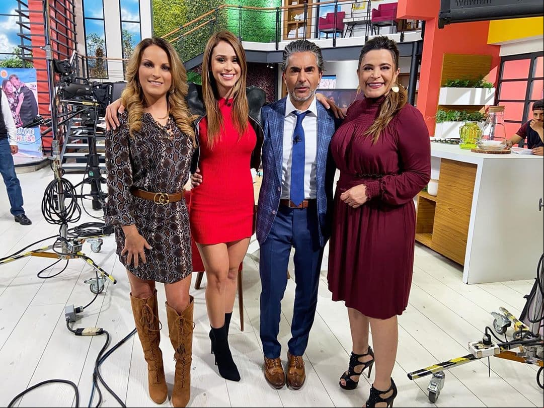 “Sí estoy saliendo con alguien ya muy formal, muy contento. Al tiempo ya se irá sabiendo. Yo siempre quise encontrar a alguien con quien pudiera hablar, con quien me identificara, con hijos. Estoy bien, muy contento”, precisó al programa De Primera Mano.