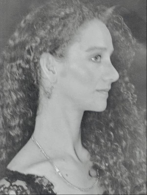 Mercedes Vaughan es una actriz nacida en Costa Rica que se trasladó a México para trabajar como bailarina profesional.