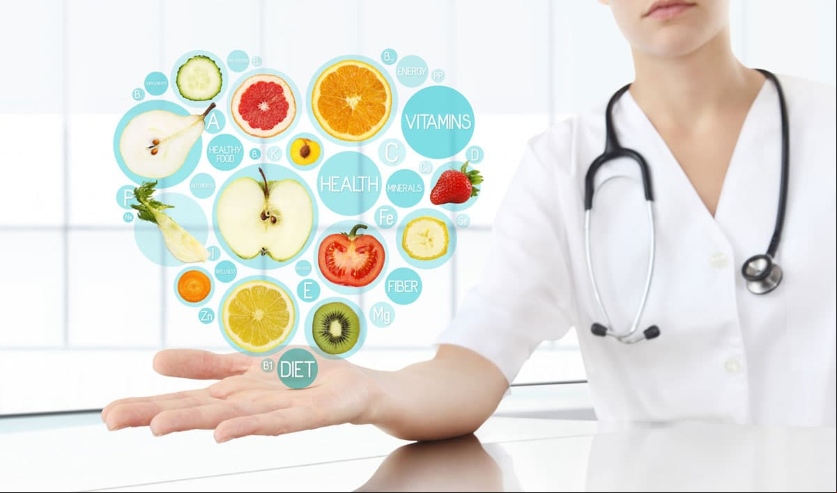 La nutrióloga Maricela Camero recomienda consumir más verduras en este horario porque son bajas en calorías. “Algunas verduras que son de una textura muy suave y no suelen provocar problemas digestivos son el chayote, zanahoria, lechuga, espinaca y jitomate. Si el paciente tiene problemas digestivos, como colitis, se recomienda evitar el brócoli, col, coliflor y alimentos que tengan semillas”, declaró.