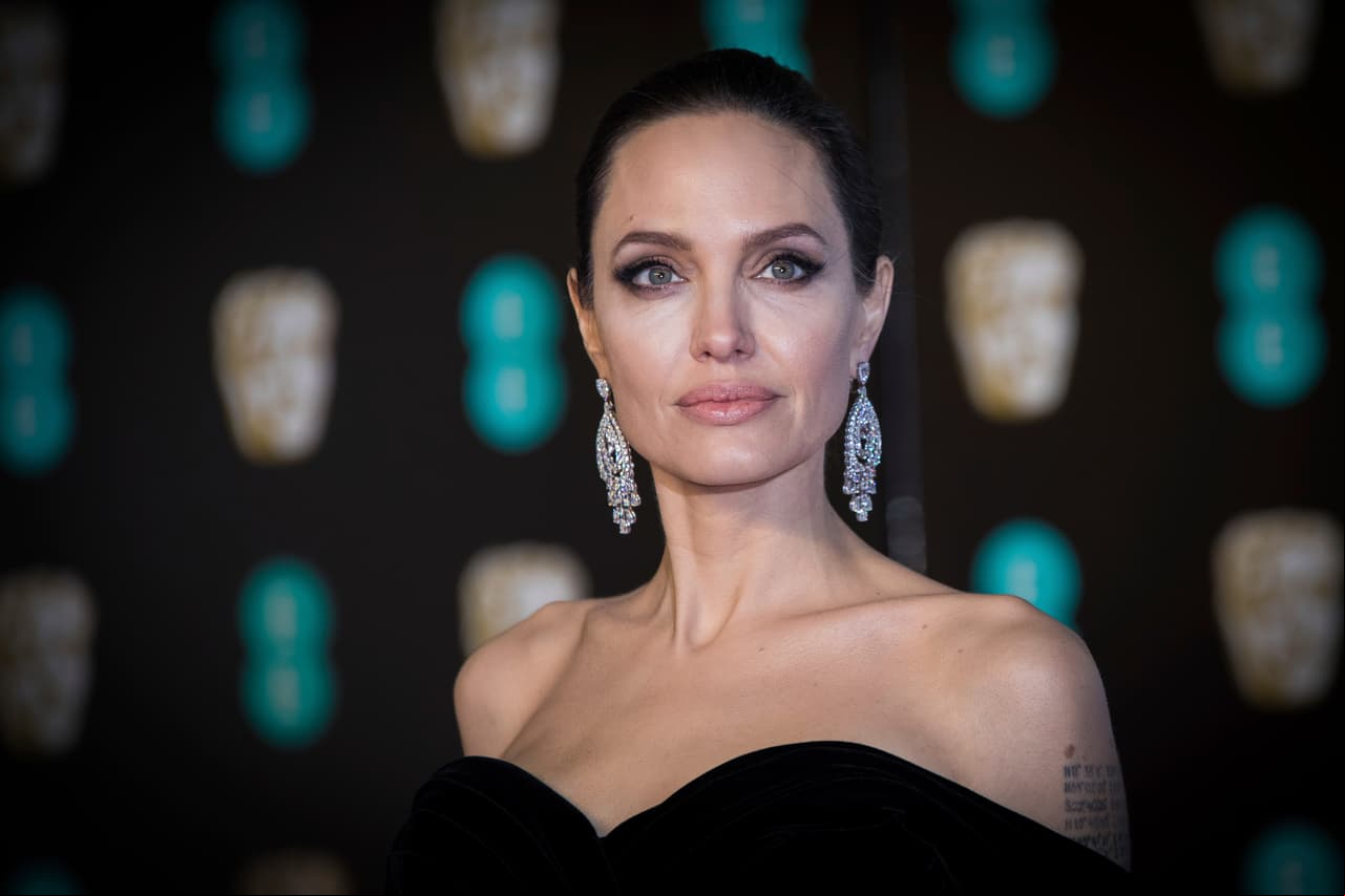Finalizando el 2018, Angelina Jolie le reveló a Pax que el actor nunca quiso adoptarlo, lo que aumentó la tensión entre la ex pareja.