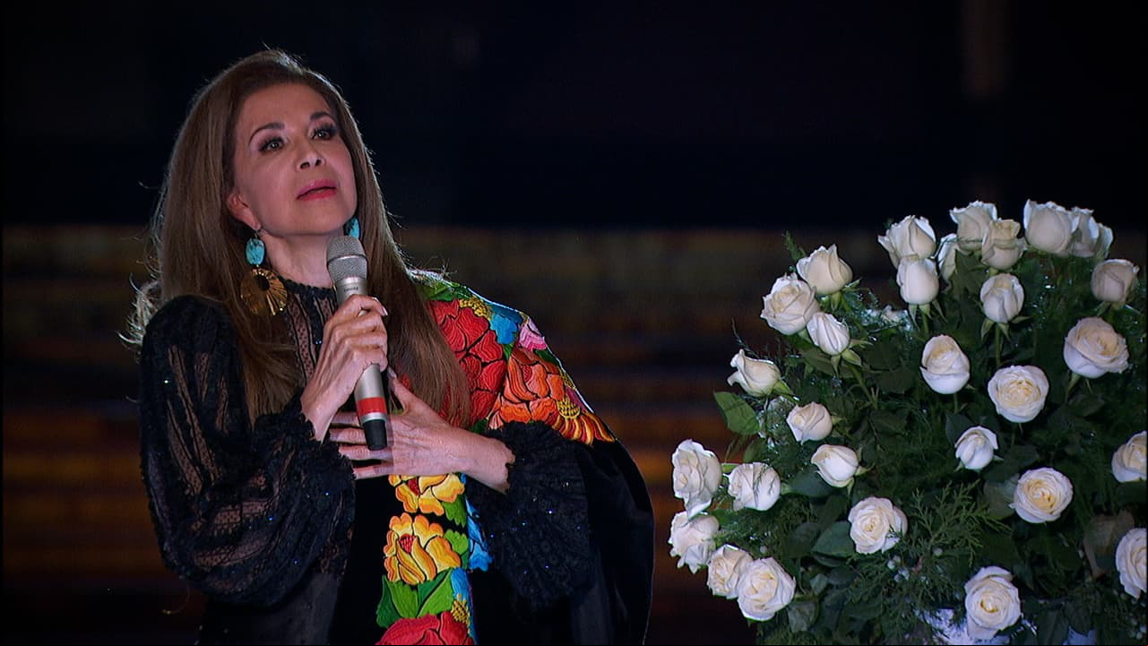 Con el tema de su autoría llamado “Niña mexicanita”, Guadalupe Pineda estuvo presente en esta celebración -que se ha transmitido por Televisa por aproximadamente 66 años- con la finalidad de pedir por las personas de la tercera edad para que no estén solos.
