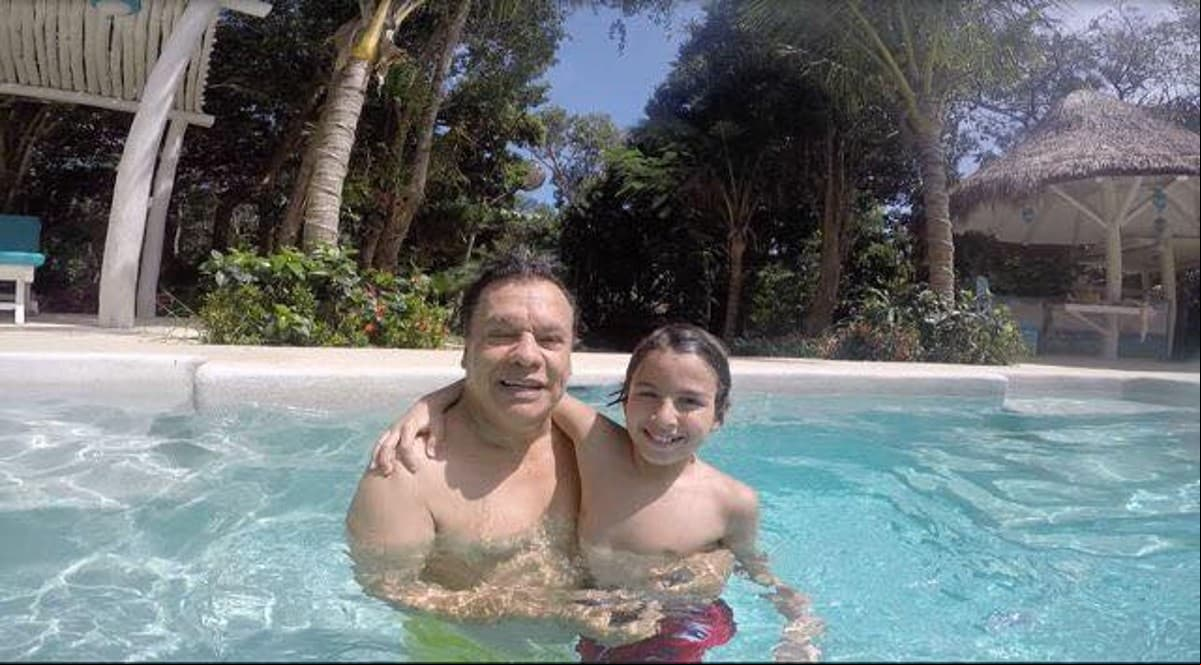 De hecho, en más de una ocasión Juan Gabriel se deshizo en halagos por el joven, quien, entonces, ya había dado muestra de que quería seguir sus pasos en el mundo del entretenimiento.