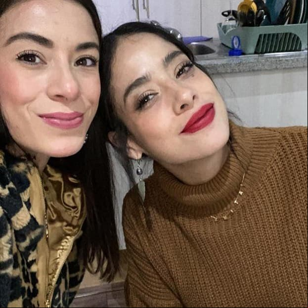 Mientras que en otro posteo, la originaria de Ensenada, Baja California, reconoció que de sus dos hermanas, Anna es la que más se parece a ella: “Mi otro yo @annamolinav”.
