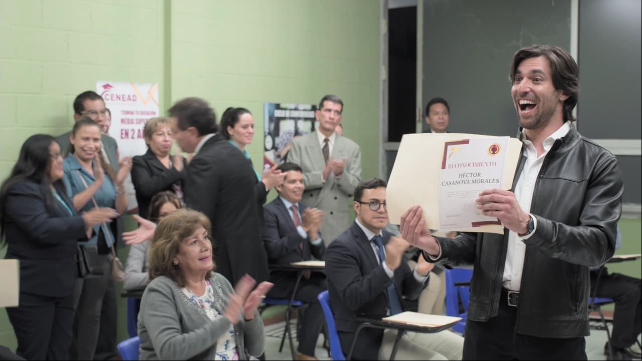 'Héctor' se gradúa de la escuela y decide emprender una carrera de Ingeniería Mecánica.