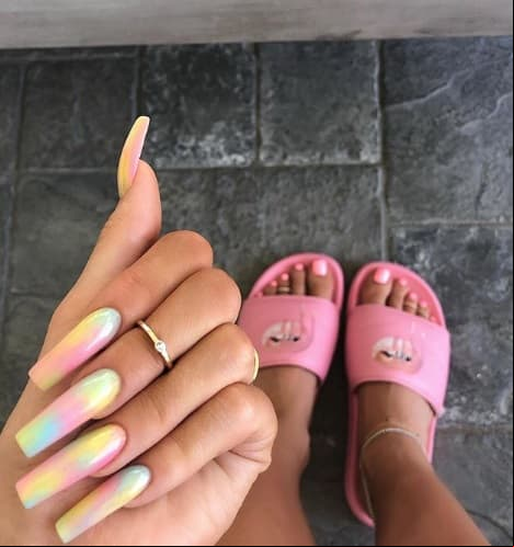 Kylie Jenner, de la familia Kardashian, en su instagram comparte diferentes estilos que usa en sus largas uñas. Kylie se ve muy comoda realizando diversas tareas, desde usar su celular hasta conducir un auto.