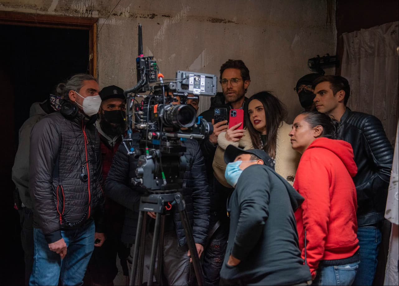 Tras grabar la secuencia, el elenco revisó en la cámara cómo había quedado el final de la malvada 'Soraya'.
