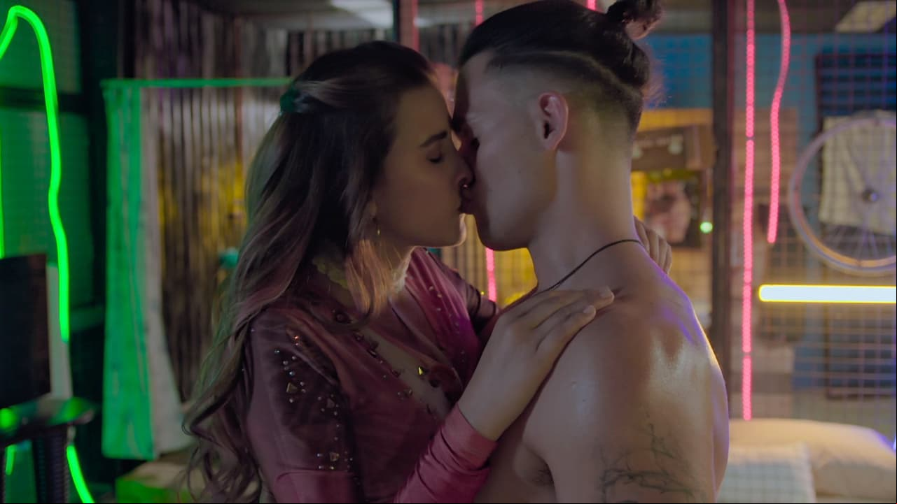 En su nueva vida con Rommel, Marcela tiene relaciones sexuales sin condón, logrando que su novio la contagiara de clamidia porque tuvo sexo con otras mujeres.