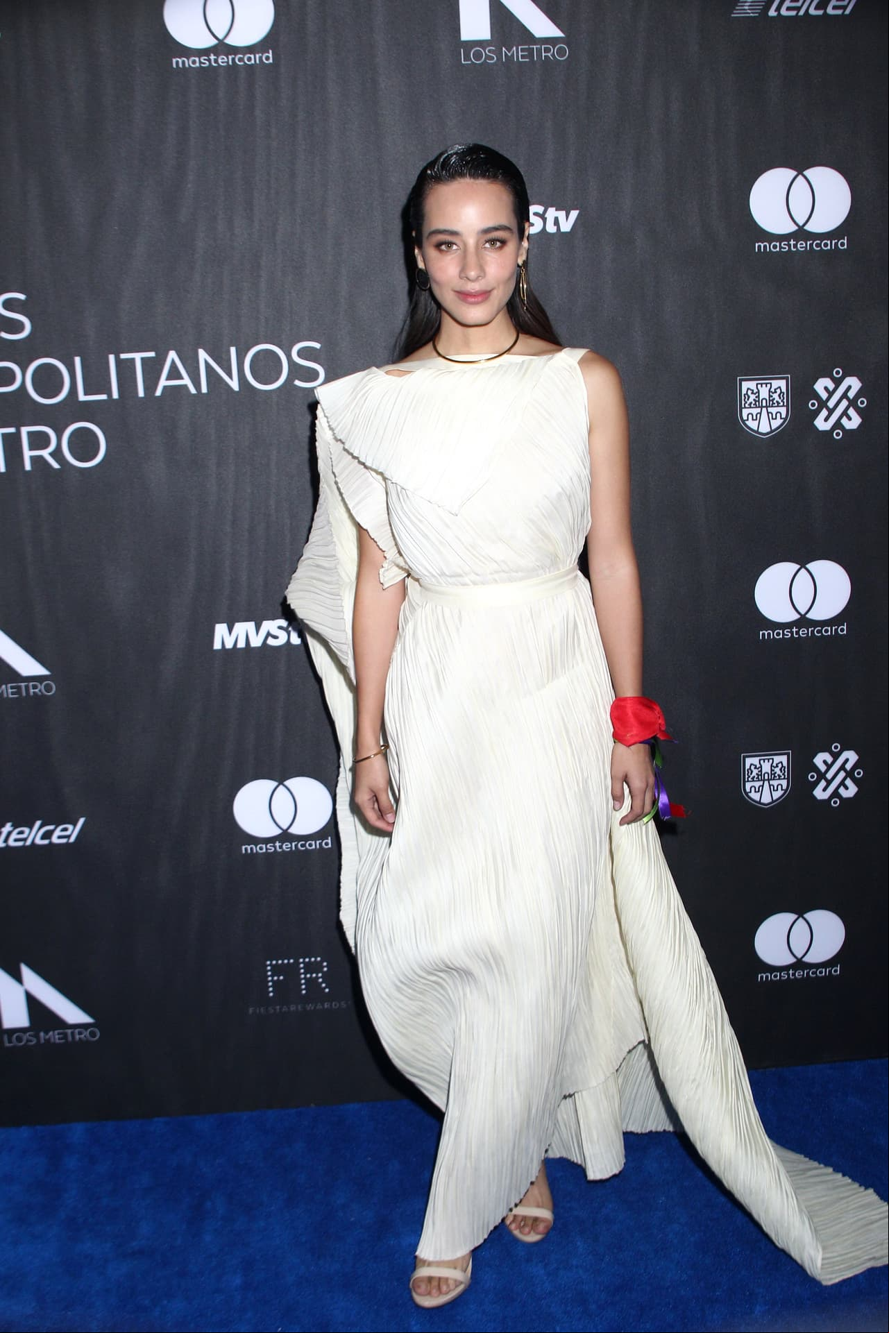 Esmeralda Pimentel en la tendencia de los vestidos blancos y livianos para la noche más importante del teatro mexicano.