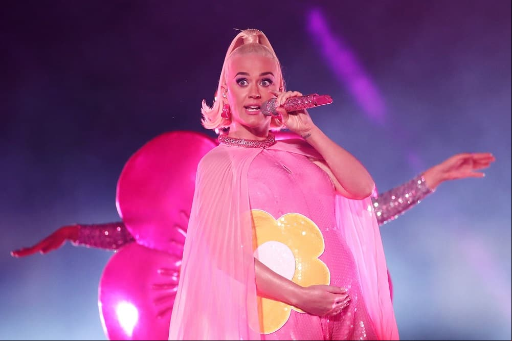 En marzo pasado, Katy Perry anunció en su nuevo video ‘Never Worn White’ que estaba embarazada y mediante un en vivo en Instagram compartió algunos detalles de su próxima maternidad. “Este verano van a suceder muchas cosas. No solo voy a dar a luz, literalmente, y también en el sentido figurado, a algo que llevan esperando mucho tiempo”, indicó.
