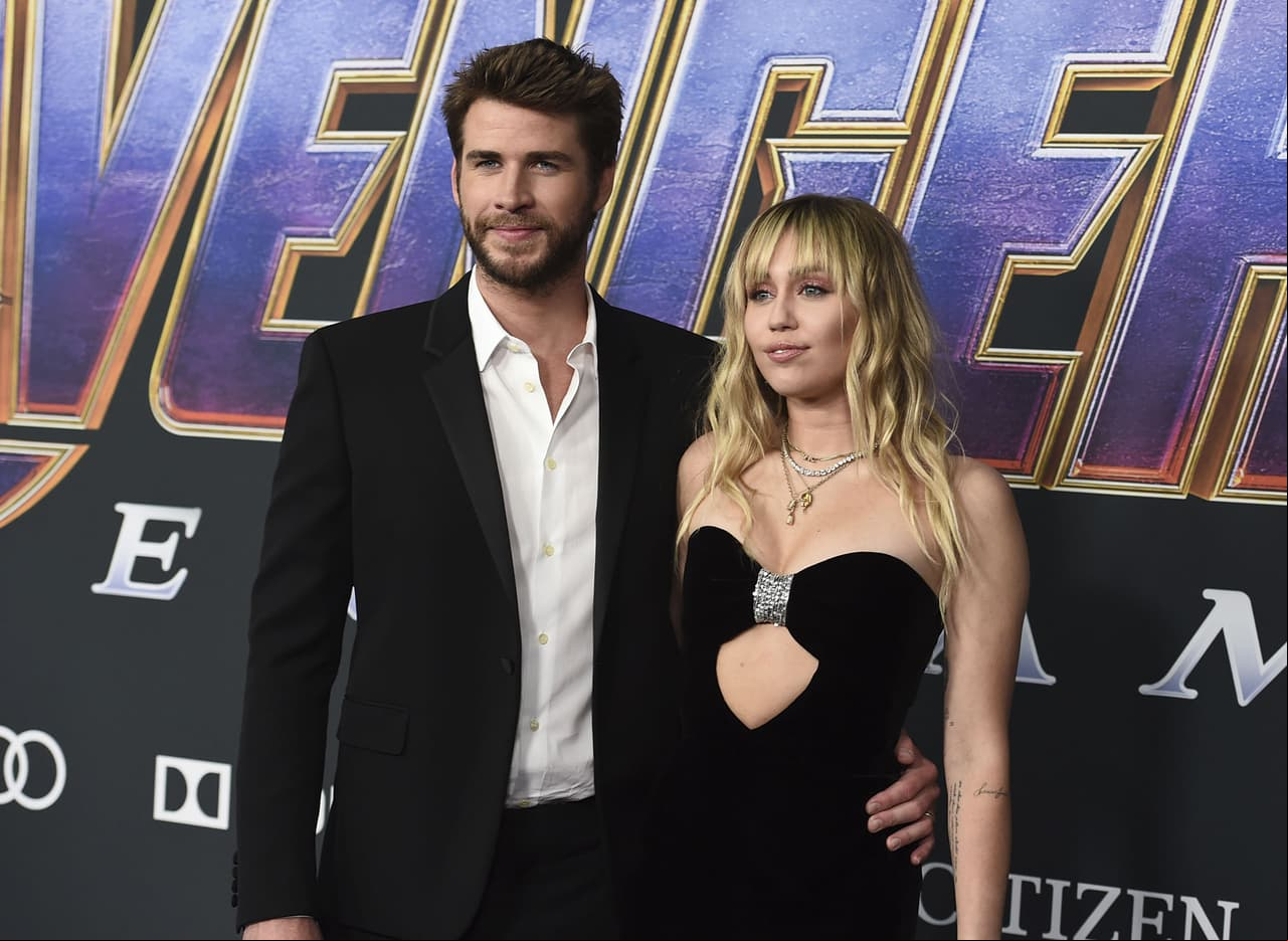 Liam Hemsworth y Miley Cyrus lucieron muy elegantes con los diseños de Saint Laurent.