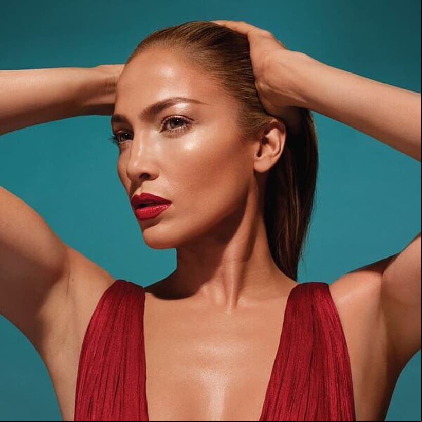 En cuanto a los negocios, JLo ha presentado varios perfumes, cuenta con su línea de ropa e incursionó en el mundo de la belleza con su línea de maquillaje junto a Inglot Cosmetics.