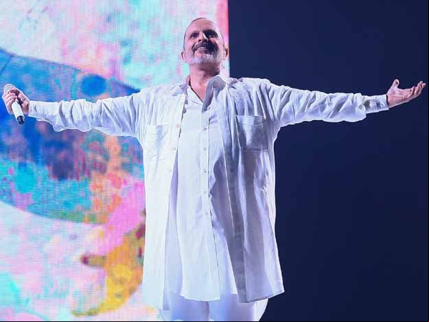 Miguel Bosé pasea con su mamá por la Ciudad de México