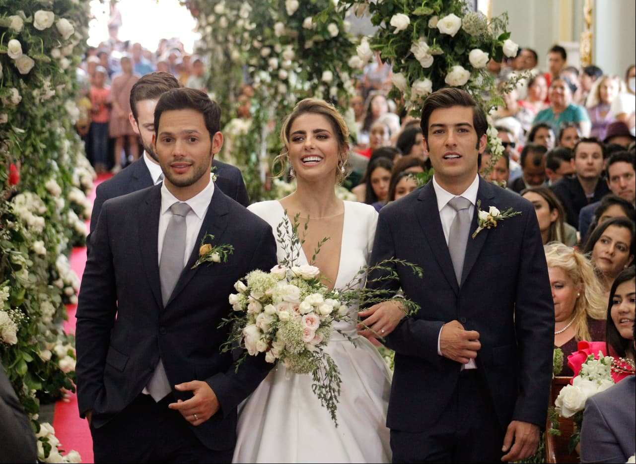 Guapísima la novia entrando al altar en brazos de los siempre galanes hermanos Del Monte.