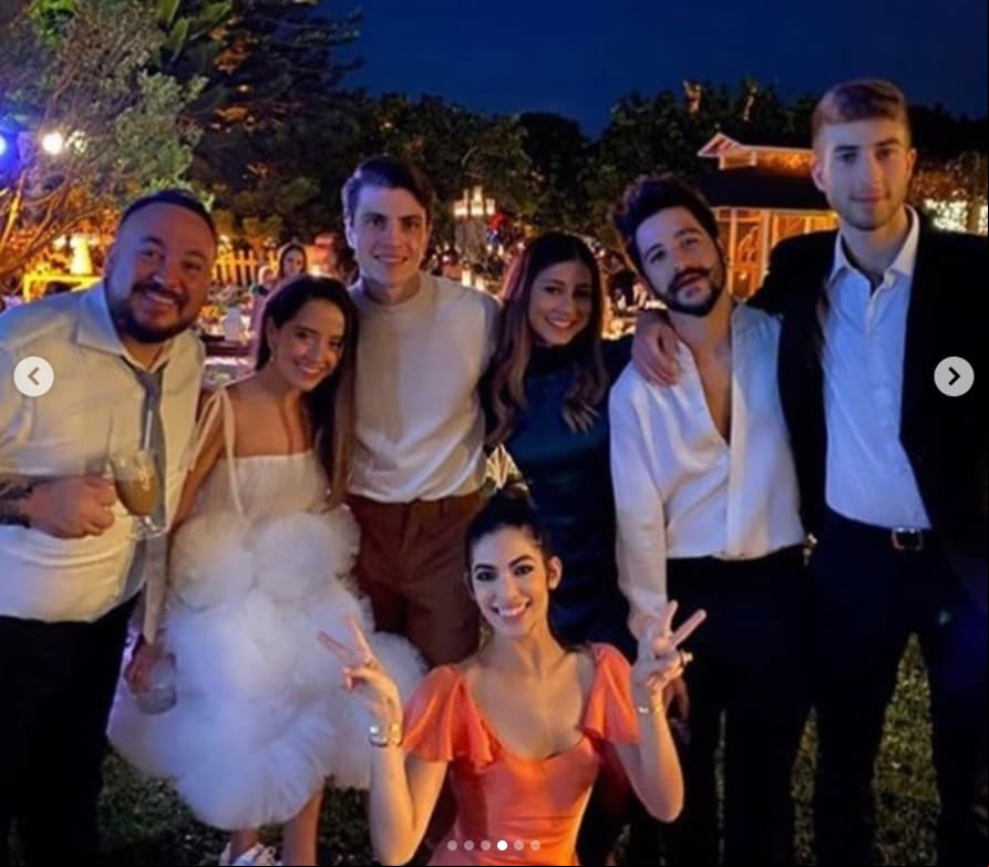 Después de un cocktel, la ceremonia y la alegre fiesta, Camilo se subió al escenario para interpretar su éxito ‘Tutu’, el cual lo ha dado a conocer internacionalmente, ya que el video oficial cuenta con más de 374 millones de visualizaciones en Youtube; además de que en dicha presentación Evaluna ya portaba otro vestido blanco.
