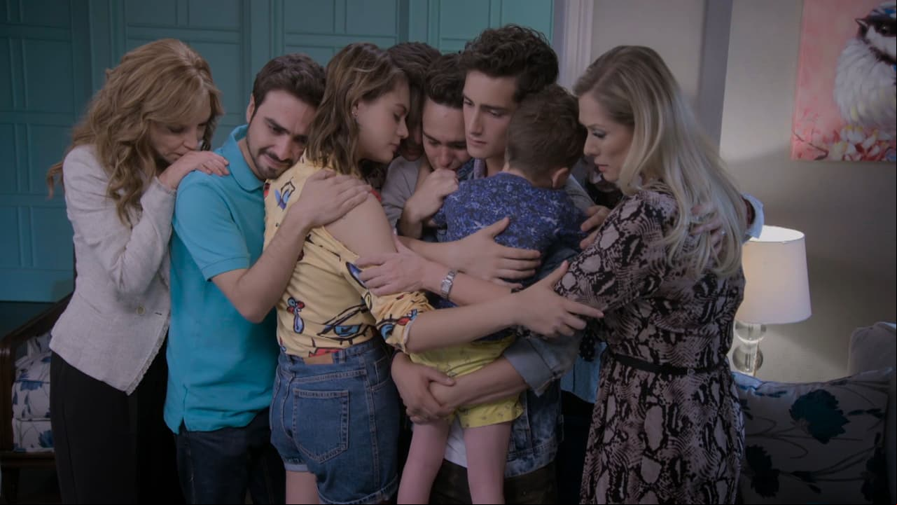 El apoyo de 'Soledad' (Laura Flores), 'Carlota' (Ale Müller), 'Temo' (Joaquín Bondoni) y 'Elsa' (Leticia Calderón) traspasó la pantalla en esta escena,