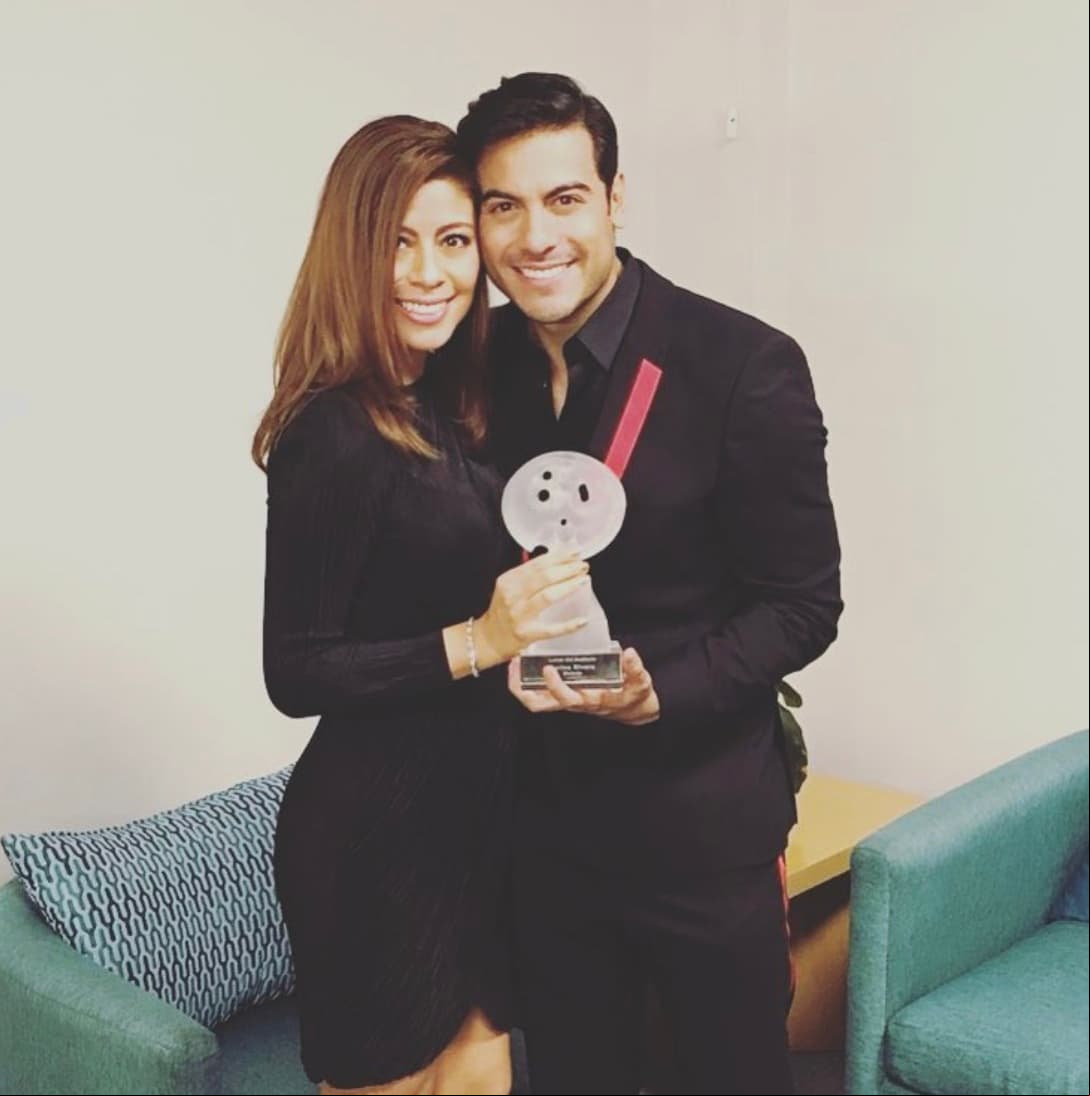 En la misma entrevista, Rivera contó que cuando ganó la competencia de canto y recibió dinero como premio, lo primero que hizo fue pagarle toda la carrera a su hermana y comprarle el departamento que rentaba. "Y le dije a Norma mientras tú vivas aquí, mientras estudies no vas a volver a pagar renta nunca más".