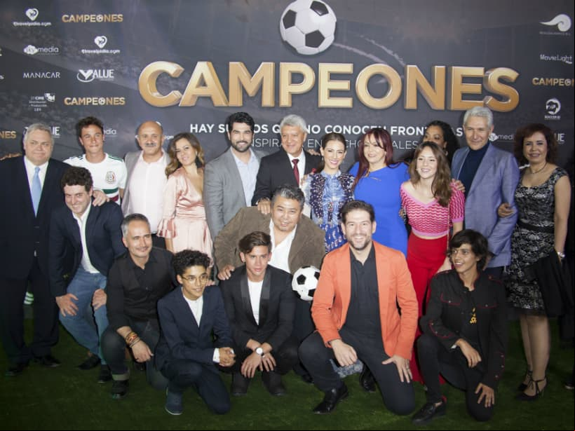 Estrellas apoyan a 'Campeones' en su alfombra verde