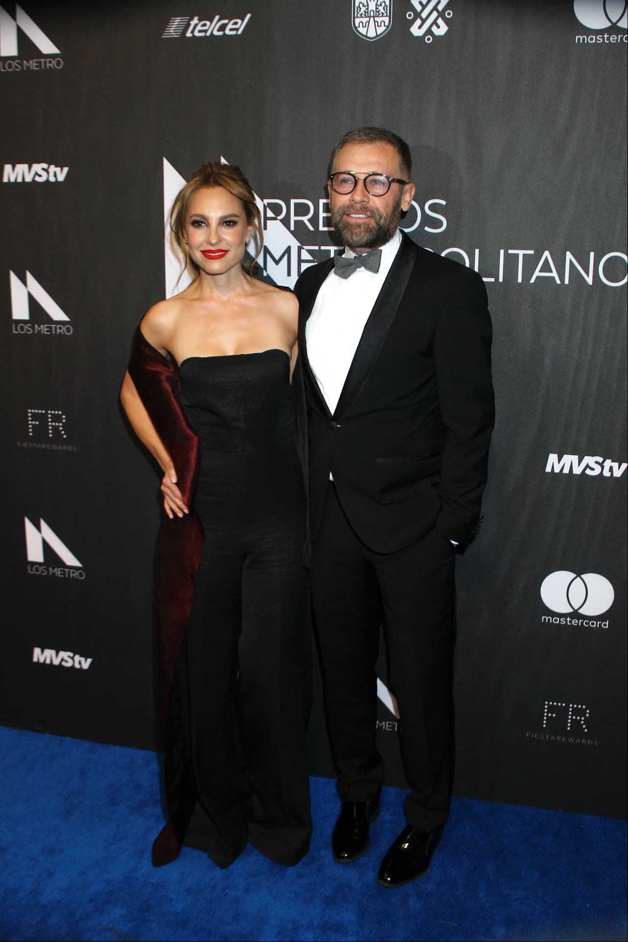 Marina de Tavira posó junto a Juan Manuel Bernal por la alfombra azul.