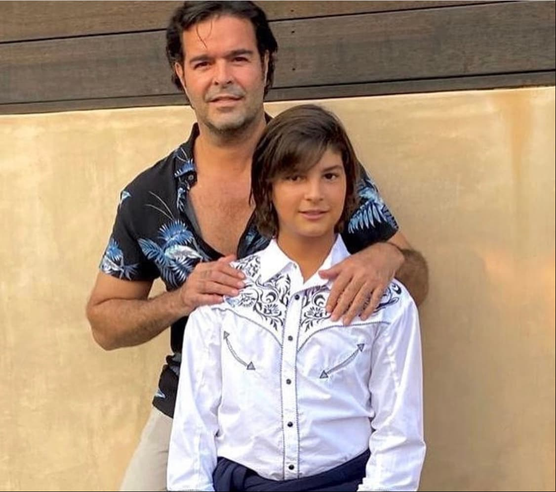 Casi un año después, el 28 de septiembre de 2007, nacería Pablo Hernández Silva, su segundo hijo y quien recientemente cumplió 13 años. “Pablito, hoy cumples 13 años, estoy muy orgulloso de ti por ser un hijo ejemplar con tu madre y conmigo. Te felicito por tu disciplina y tenacidad en tu escuela, en tu dedicación al violín y cómo dominas en estos 7 años el Taekwondo, la pasamos súper”, dijo el cantante al pie de esta imagen.