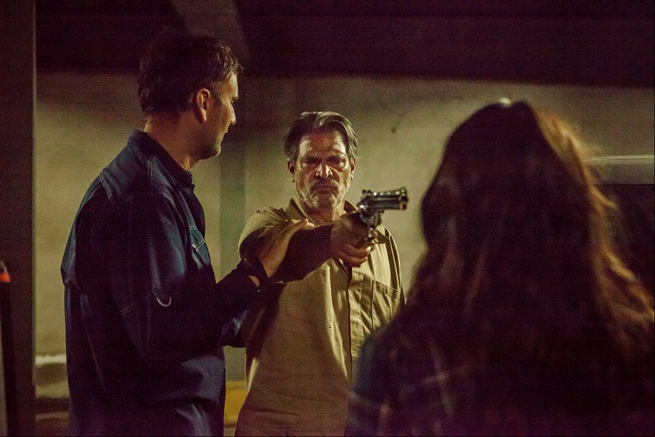 Roberto Mateos recibe instrucciones del director de escena para la escena en la que secuestra al personaje de Renata Notni.
<br>
<br>¡Gran final!