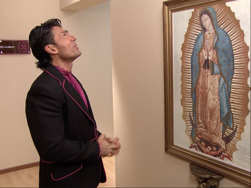 El problema se complica cuando el taxista se arranca. Jesús sabe que es el ultimo día en Avon; gracias a las plegarias a la virgen y anunciando en la radio el problema, el taxista llama a Jesús para devolverle el paquete no sin antes exigir la recompensa por el favor.