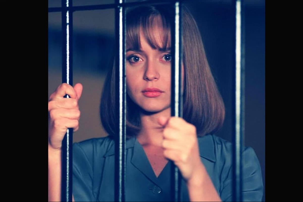 La historia. Escrita por Inés Rodena en 1972 y adaptada por Carlos Romero, la trama gira entorno a “Paola Bracho”, una mujer que está cansada de su vida como madre y esposa, motivo por el cual se va con su amante a Cancún, lugar donde conoce a “Paulina”, una joven idéntica a ella, a quien trata de convencer para que tome su lugar en la familia “Bracho” mientras ella se va a recorrer el mundo.