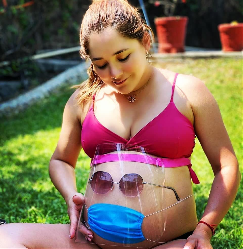 Tras pasar unos días en casa de sus padres, el pasado 26 de mayo, Sherlyn posó en bikini mostrando su pancita de embarazo con cubrebocas y una careta protectora. “Esperando a mi príncipe @andrenuestro bebé, mi pequeño #pandemial”, contó.
