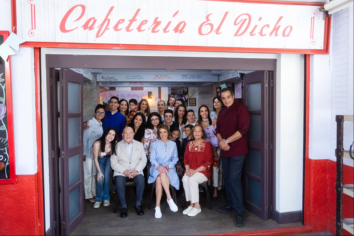 Todas posaron para la foto del recuerdo en la cafetería más famosa de México.