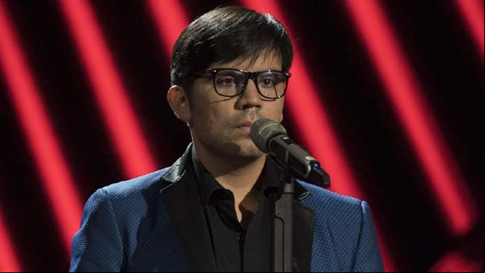 Julio Adrián llega cantando Todo a pulmón