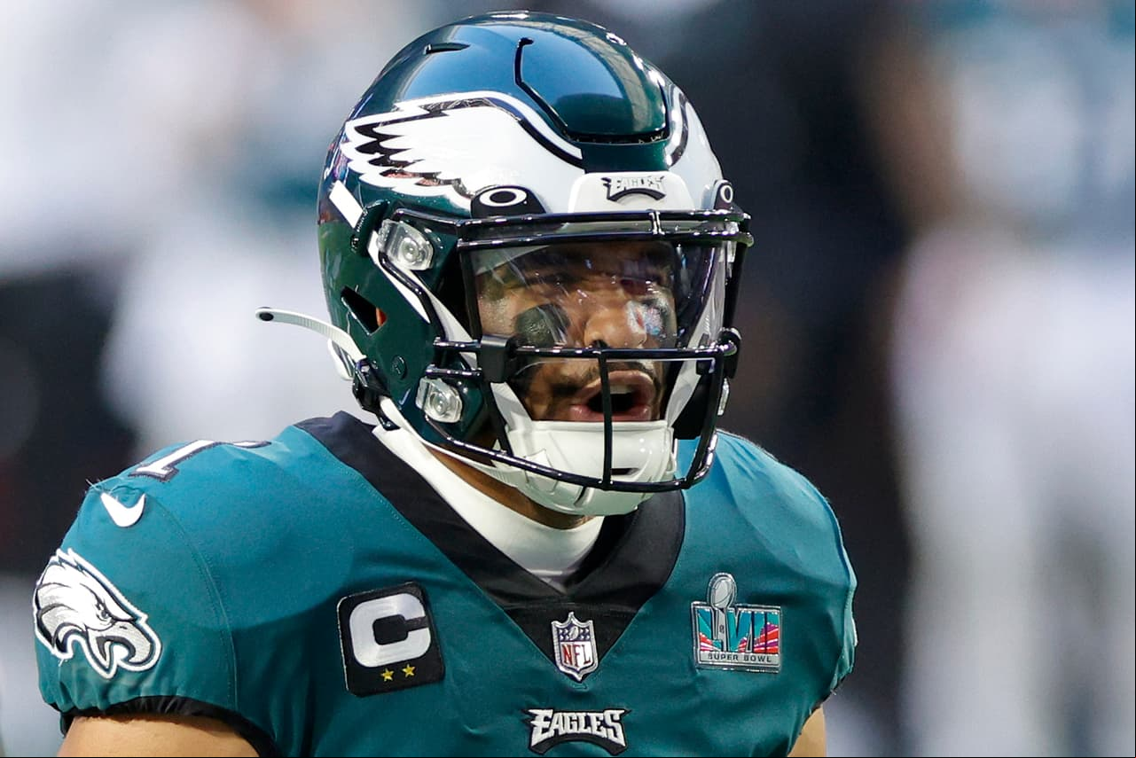 ¡Una locura! Eagles convierte a Hurts en el mejor pagado de la historia