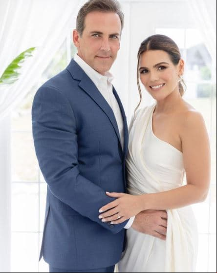El pasado 1 de diciembre Carlos Ponce dio la sorpresa de su enlace matrimonial con Karina Banda a través de una fotografía de boda: "MR & MRS PONCE .... FELIZ!!! TE AMO", se limitó a publicar.