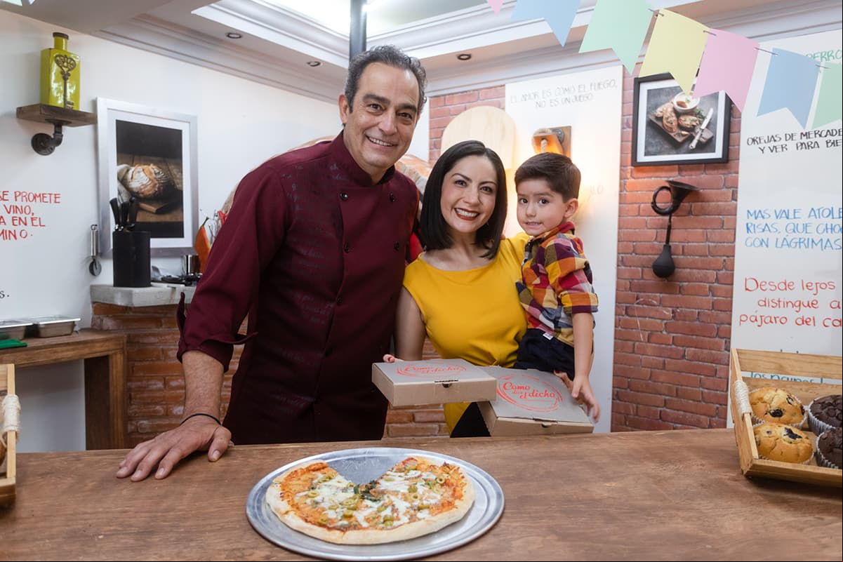 'Pedro' (Omar Fierro) posó al lado de la actriz Ofelia Guiza y repartió algunas pizzas.