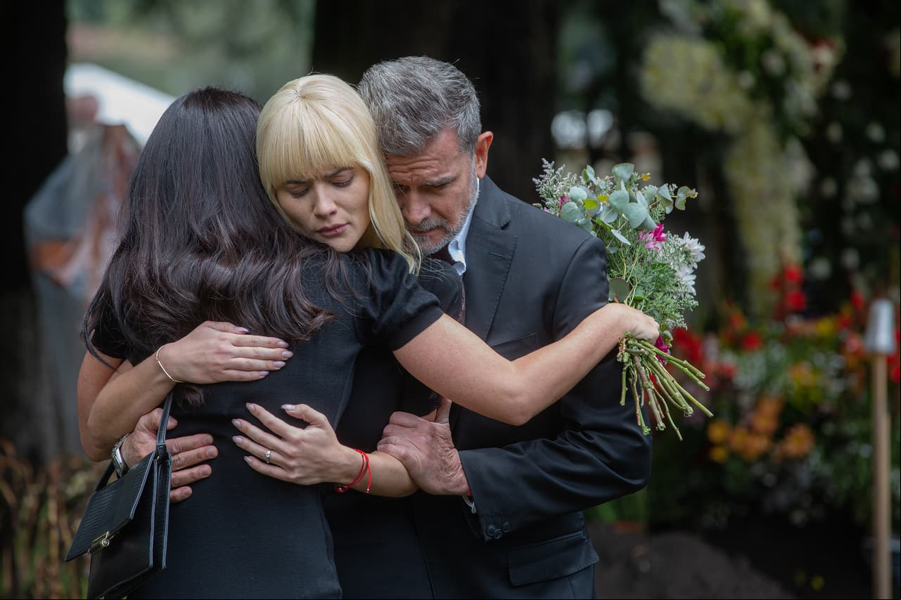 Los tres se dan un abrazo de aliento ante este tristísimo momento.