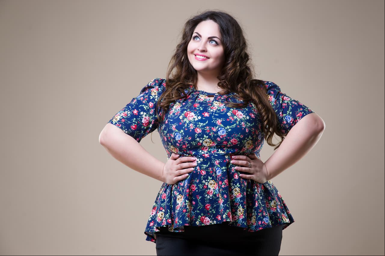 Prendas con forma. Define tu cintura utilizando ropa que tenga cintura. Este tipo de prenda también ayuda a que la atención se vaya a tus caderas.