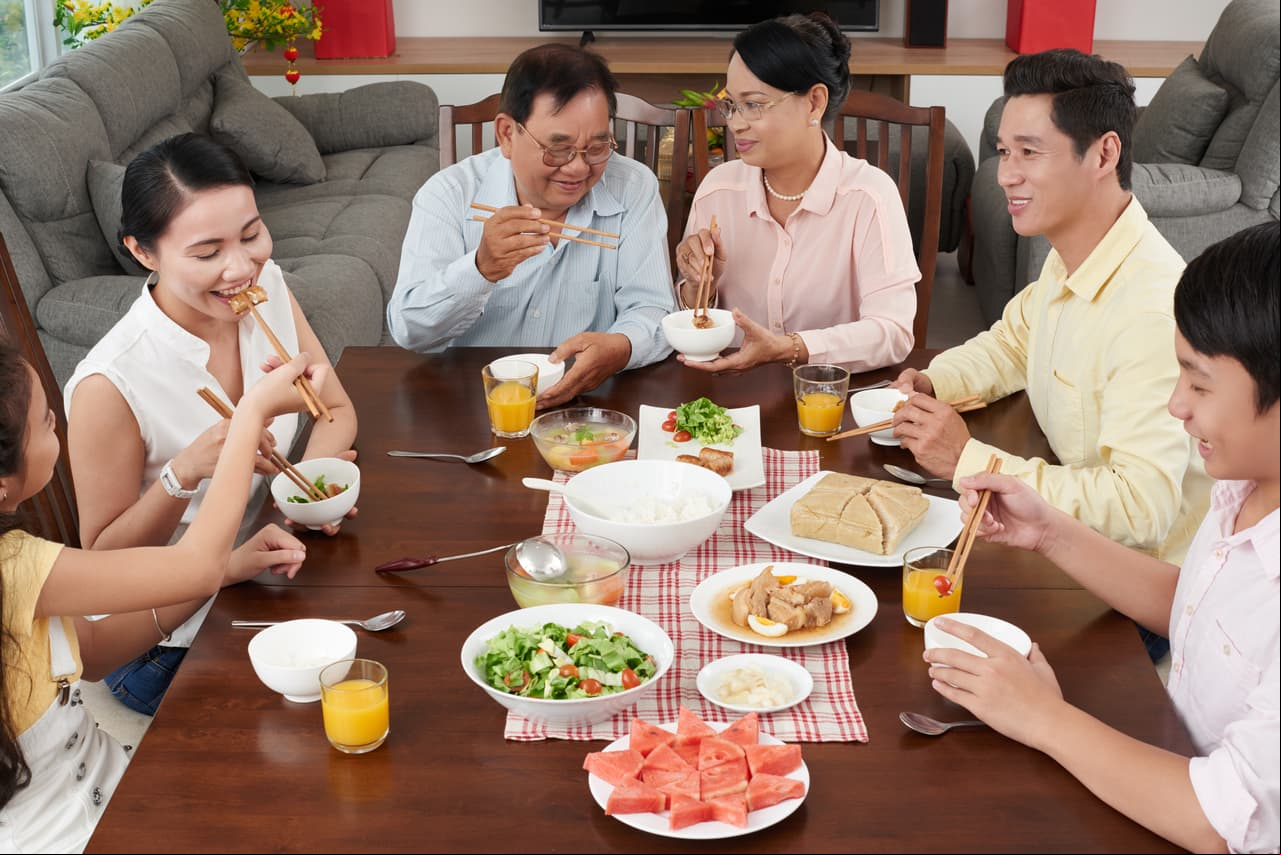 Celebra con una fiesta o reunión en tu casa con las personas a las que quieres e inicia unos meses felices y vibrantes.