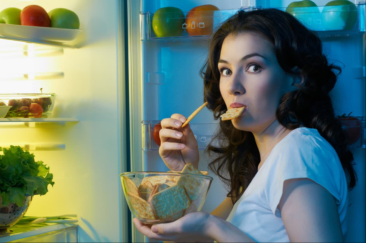 ¿Por qué sientes mucha hambre en la noche?